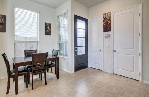 Meticulously-maintained 3-BR Townhouse w/ Backyard ~ Double-Story! - Foto 9