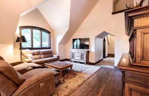 Castle Gatehouse Rental for a Unique Getaway near Bolton Landing, New York - Foto 12