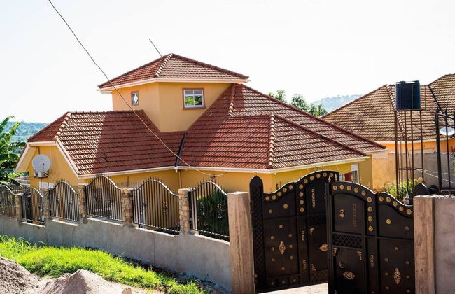 Captivating 3-bed Villa - Photo 38