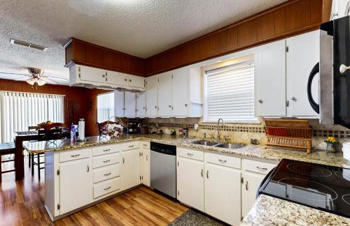 Laid-Back Lake House with Wraparound Deck - Foto 9