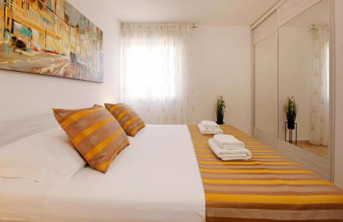 Modern 2-Bed Apt, Late check in available - Photo 17