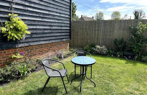 Charming King Bed Ensuite Studio in Peaceful West Challow - Photo 17