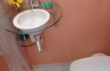 Encantador a 2 quadras da Enseada, com varanda e garagem - Foto 12