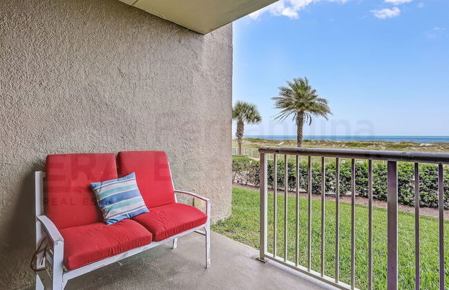 Spacious Oceanfront Condo, Easy Access to Private Fishing Pier by RedAwning - Foto 32