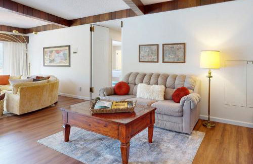 Viewcrest Retro Country Home - Photo 9