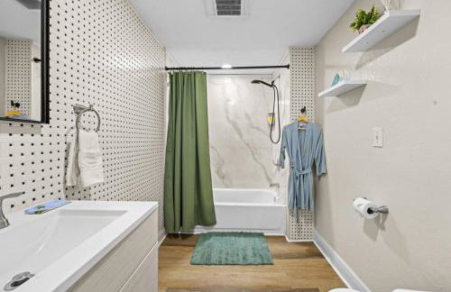 Cozy 2BR Retreat w/ Outdoor Deck - Photo 24