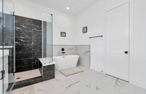 Tranquil Downtown Escape with Backyard - Photo 69