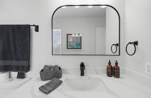 Walk to SXSW Venue, 2025 New Build Beauty at UT, Downtown, King Beds - Foto 38