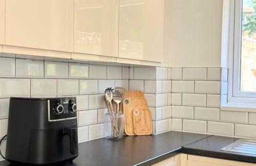 New Spacious 4 Bedrooms 5 Beds House Sleeps 8! - Foto 15