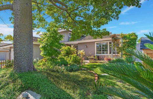 Charming Villa with Backyard Oasis Close to Beach - Foto 29