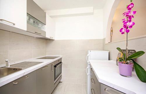 Split Symphony Garden: Modern, new Apartment (4+1), 5 min walk to ˝Firule˝ SAND BEACH, 12 min walk to CITY CENTER - Foto 14