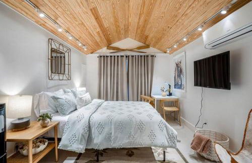 Historic Heights Rustic Urban Tiny Cabin - Foto 1