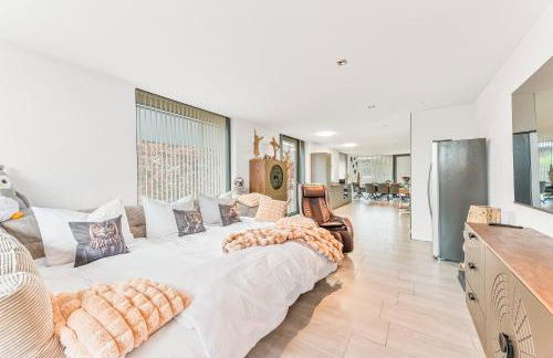 Tropic Love - Seezugang - Seesicht I BeachParadise I Massage - Trampolin - Light Show - Parken - Cinema Feeling - BBQ - Foto 42