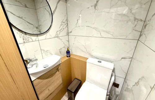 The Handy Hub Luxury Victorian Apartment - Fast WiFi & Central Edinburgh - Photo 14