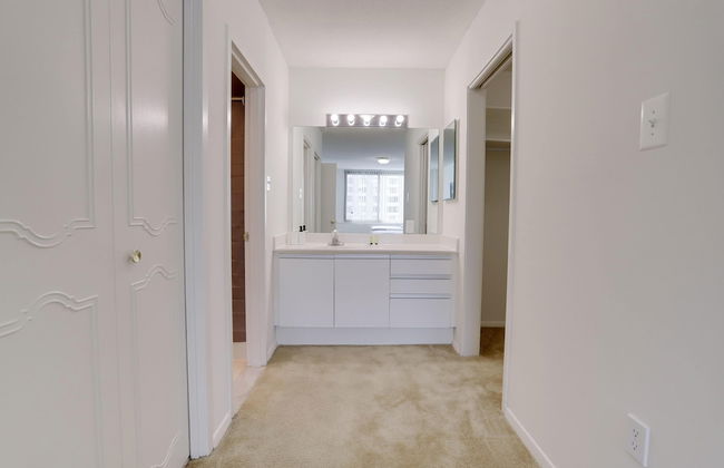 Stylish Comfort Condo in Crystal City - Photo 28