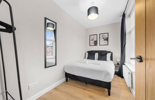 Modern 3 Bedroom house, short walk to train station and town centre, close to Manchester Airport and PLouise - Photo 9