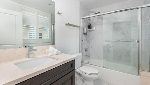 Luxury 2BR Stay Balcony Views and Free Parking - Foto 5