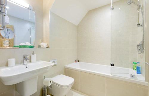 Elegant Epsom Flat in Period Building - Photo 9