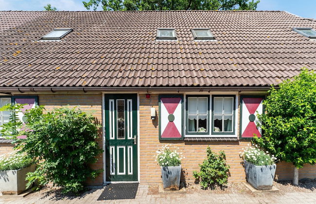 Attractive Farmhouse in Giethoorn With Garden - Photo 2