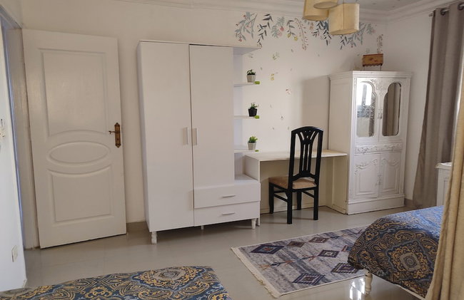 Charming 3-bedroom Apartment in Alexandria With City View - Photo 11