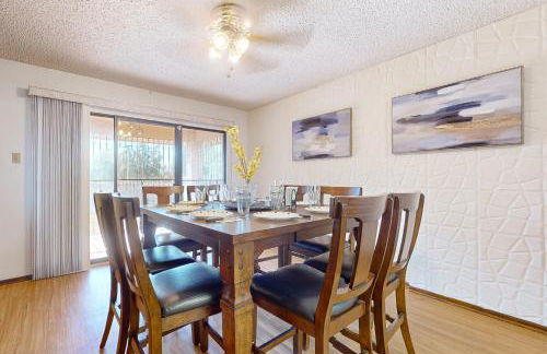 Walk to Park! Family-Friendly Laredo Home with Yard - Foto 9