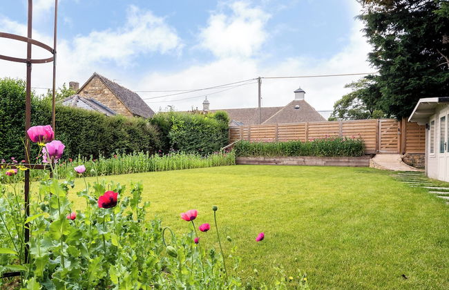 Stunning 5 Bed in the Centre of Bourton - Photo 36