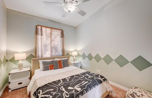 Luxury 6 BR Home Large Pool & Spa with Grassy Yard - Photo 19