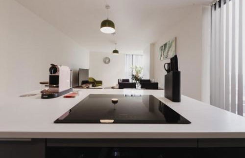 Stylish Skyline Apartment - 2 Bed, 2 Bath, Gym, Concierge in City Centre - Foto 7