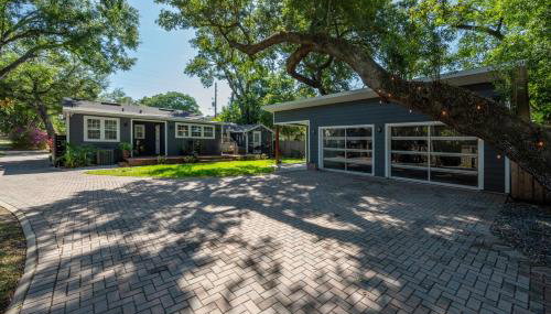 Charming 3BR Home Near DT with King Bed and Fire Pit - Foto 3