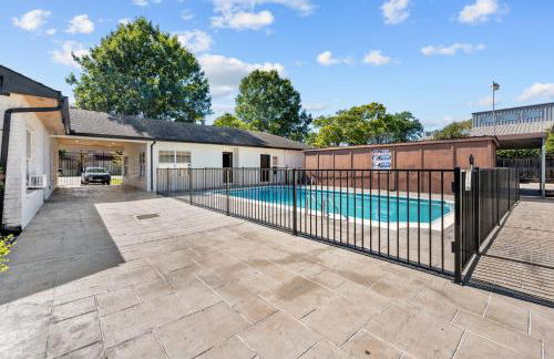 Spacious 1BR Galleria Apt with Pool & Free Park - Foto 8