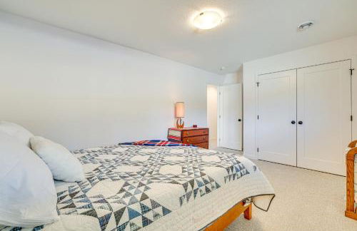 Deck with Forest Views Modern Home in Rochester! - Foto 26