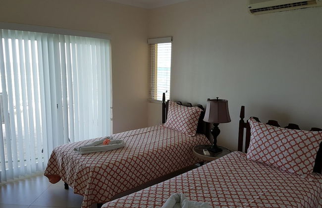 Je Suis Jamaica - 4 B R Beachfront Villa w Staff - Photo 52