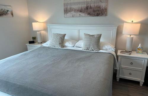 Luxury 2 Bed 2 Bath Waterfront Condo with Patio Sunsets Gym and Parking - Foto 27