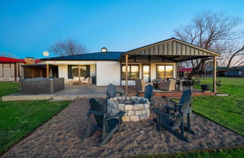 Lakefront Gem with Hot Tub and Game Room in Graford - Foto 33