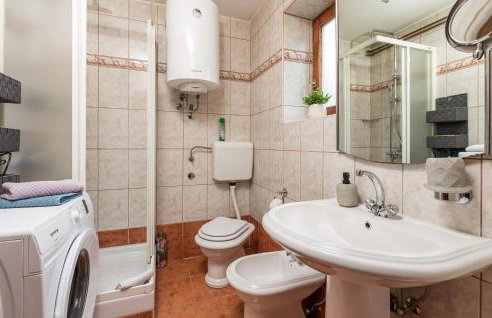 Awesome Home In Stari Laz With Kitchen - Foto 35