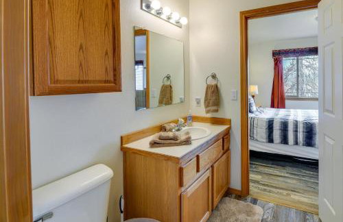 Resort-Style Klamath Falls Home, Golf Course View! - Foto 17