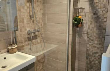Bel appartement chaleureux 2 personnes proche des plages et des commerces - Photo 5