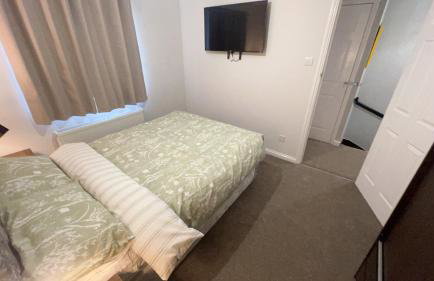 Cosy 4 bedroom holiday let Stevenage 22mins from London on the train - Foto 27