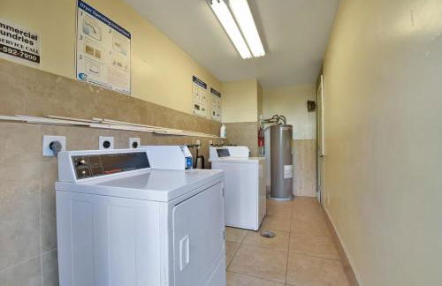 Serene Poolside Getaway Lake Access Parking - Foto 18