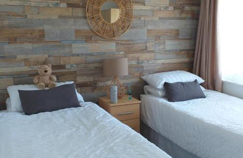 2 Bed Chalet Sleeps 4- Parking, Garden, Near Beach - Foto 35