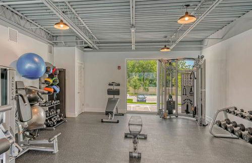 Waterside Retreat: Modern 2BR, Mins to Beach & Apt - Photo 16