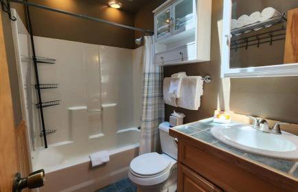 Cozy 2BR with Great Views Near Trails - Photo 18