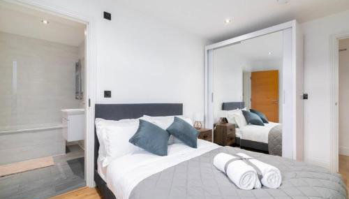 Stylish Hoxton 2 Bedroom 2 Bathroom Apartment Near Old Street & Shoreditch Sleeps 6 - Foto 4, towels, wardrobe