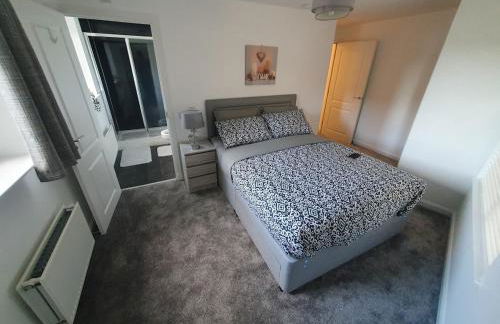 Two Bedroom En-Suite Modern Apartment Urquhart Road , Beach Area -Free Parking - Photo 7