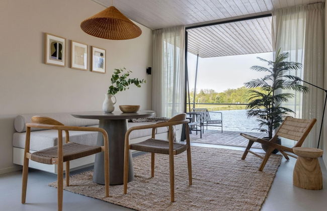 Modern Lodge on the Water in a Holiday Park - Foto 18