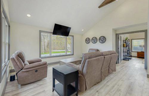 Outdoor Wonderland! Newly Built Home in Fort Ann - Foto 5