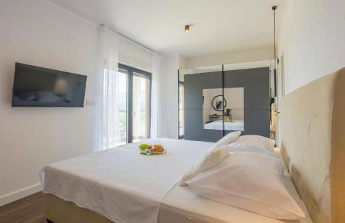 Amazing Home In Dicmo With Kitchen - Photo 36