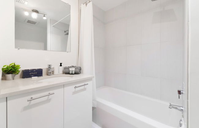 Lovely Condo|Pool & Parking at Midblock - Foto 19