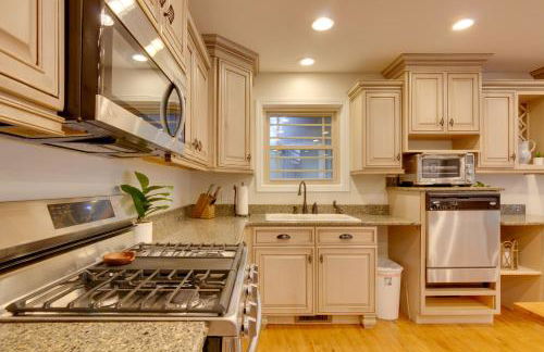 Lakefront Zirconia Home with Boathouse and Dock! - Foto 8