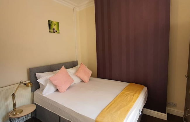 Spacious House in Stoke - Photo 3